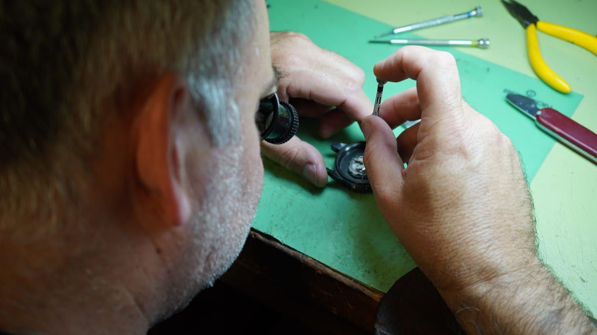 Reparación de reloj en el taller de Joyería Germán